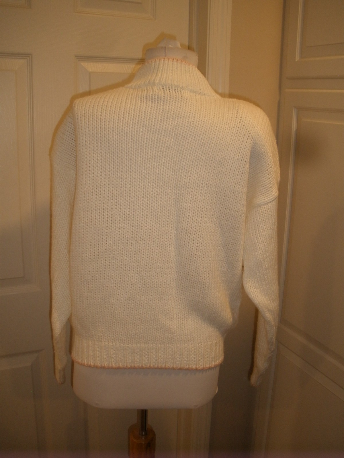 Vtg Women’s Long Sleeve Sweater Top American Weekend L White w/floral design (10