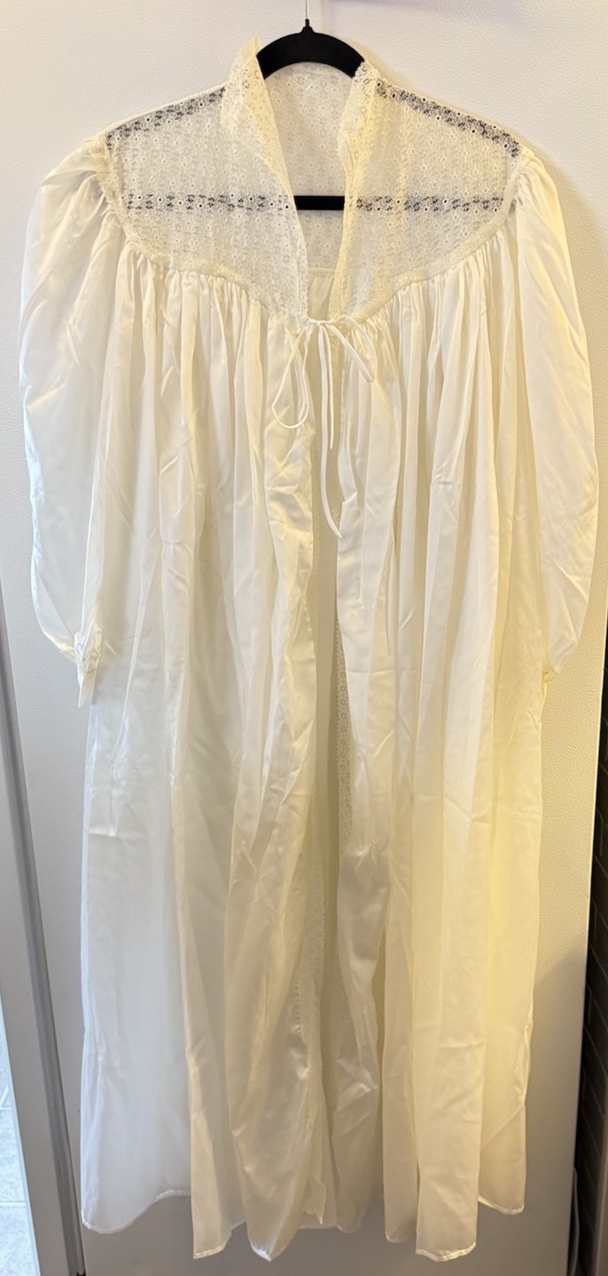 Vintage No Tag Poly Satin Long PEIGNOIR Robe Wrapper Floral Lace Hi Neck Tie 3X