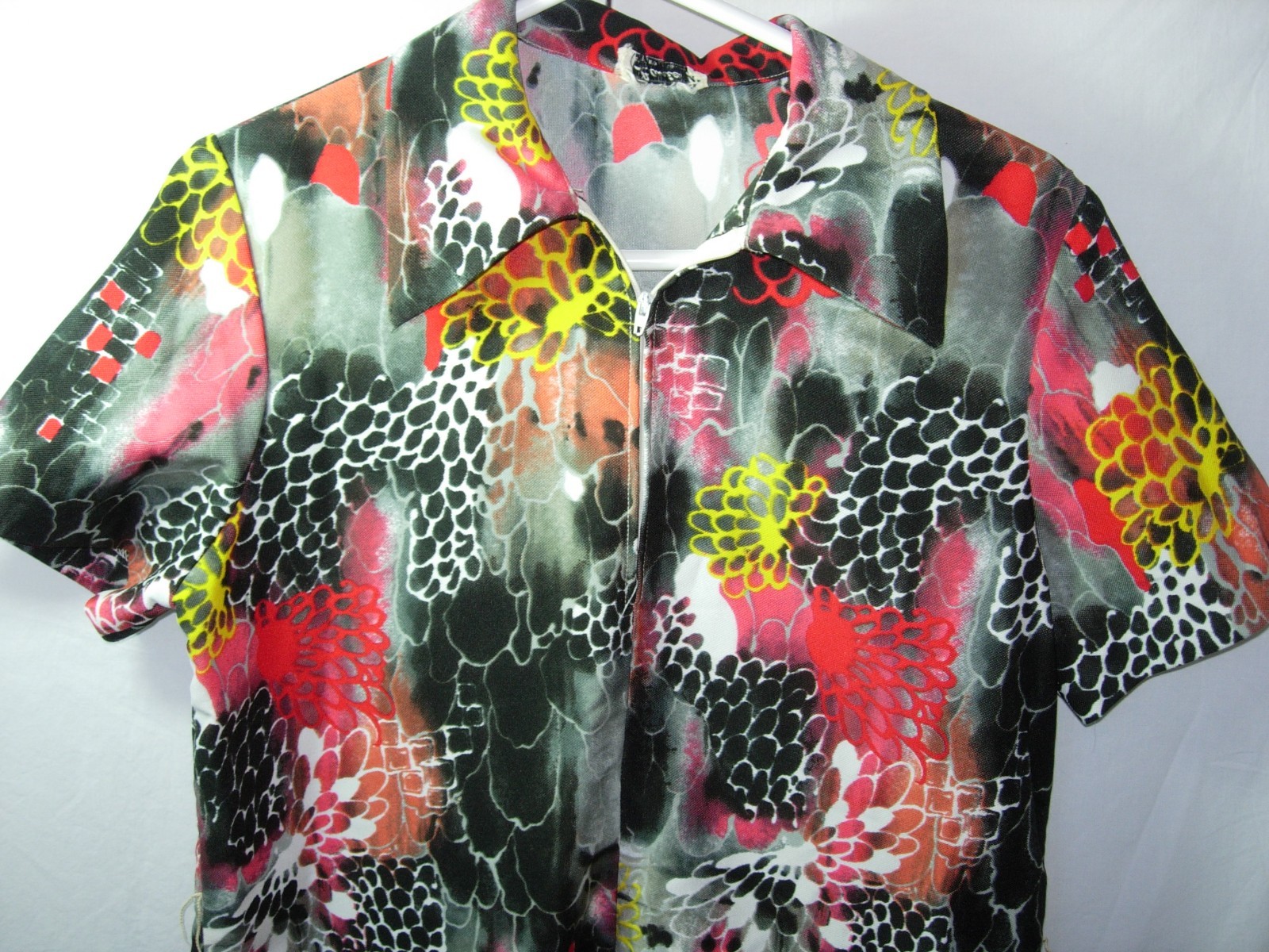 WOMENS VINTAGE MOD BLACK RED GRAY POLY HAWAIIAN ALOHA TOP TUNIC SHIRT SIZE M 40″
