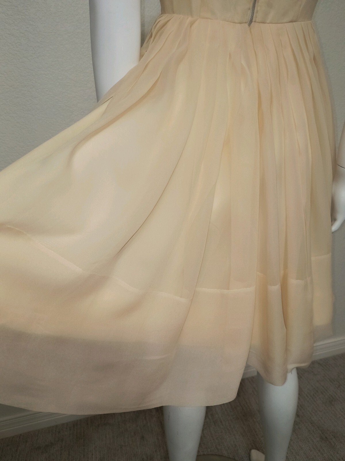 Vtg 1950s Ivory Pale Peach Chiffon V-Cut Neckline Cocktail Dress, Sz 4-6