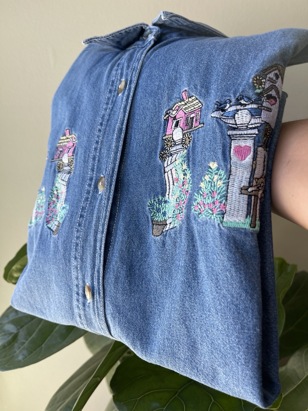 Vintage 90s Quizz Woman Birdhouses Birds Embroidered Denim Button Shirt Large