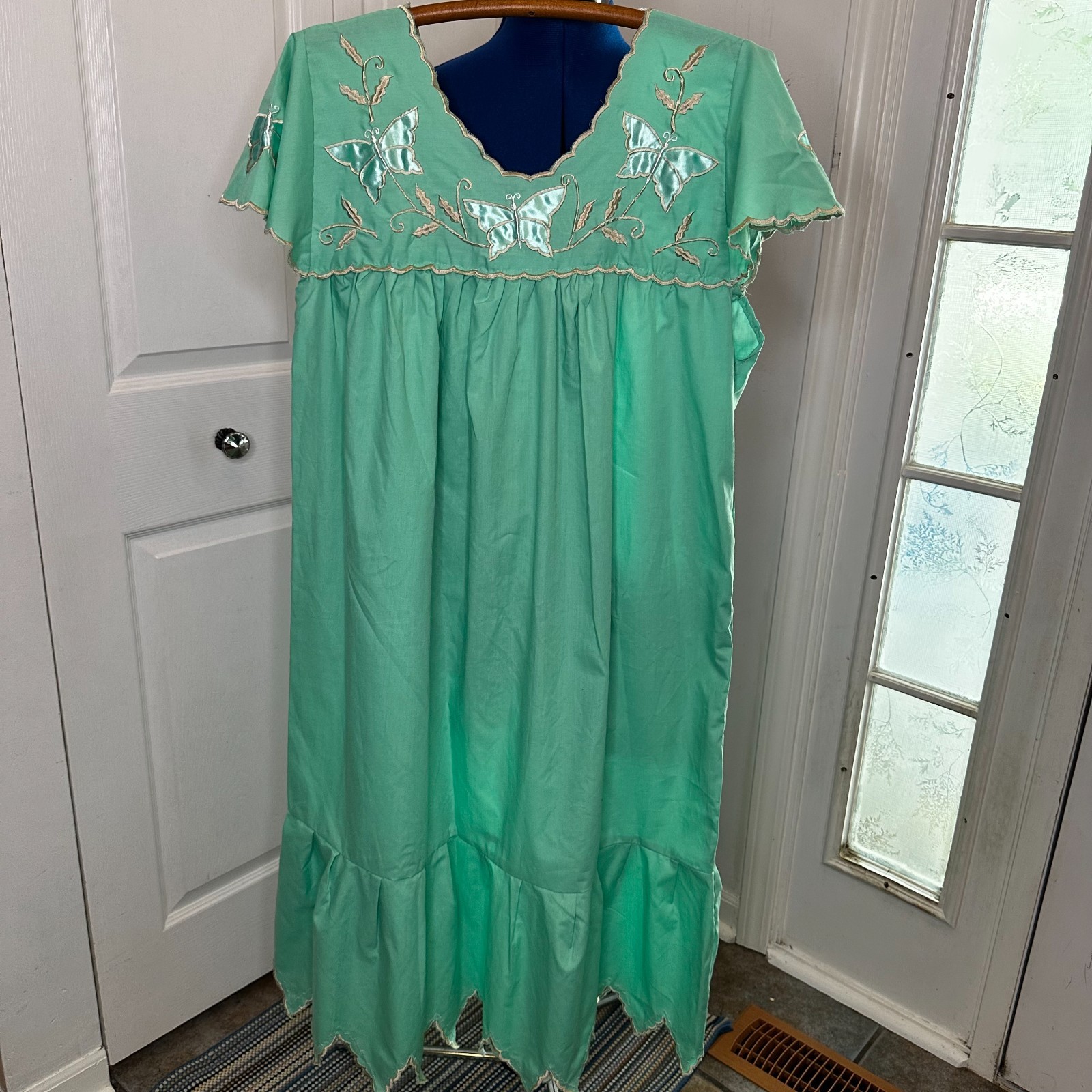 Vintage Women’s Mint Green Nightgown Dress Floral Embroidered SEE MEASUREMENTS