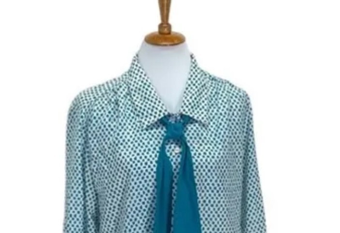 CAPE COD MATCH MATES FABULOUS VINTAGE BLOUSE WITH BOW / TIE AT NECK