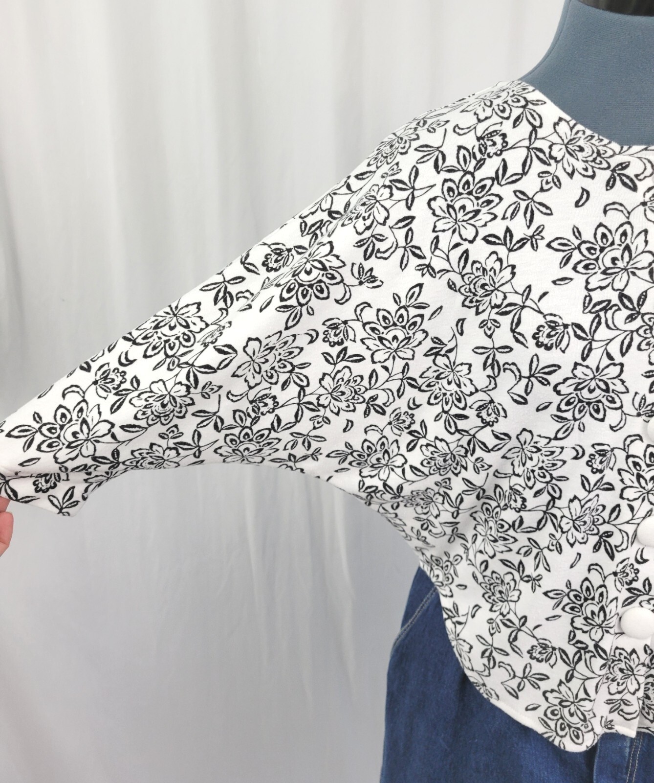 Vintage Currants White Cropped Batwing Top w Black Florals Size Large