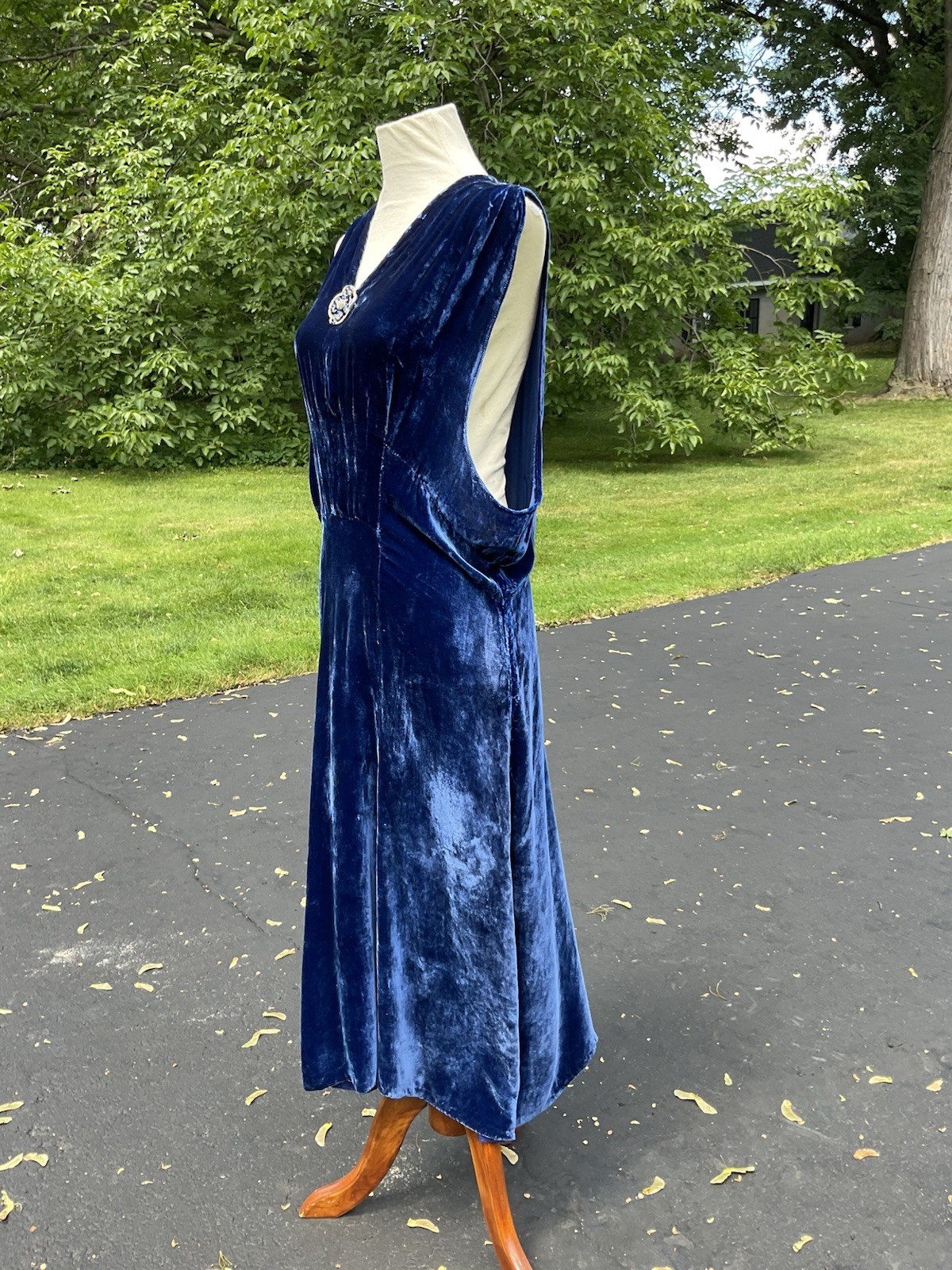 VINTAGE DRESS 20s 30s . VELVET FLAPPER STYLE DRESS/ SPIDERWED CAPELET. JEWELS !