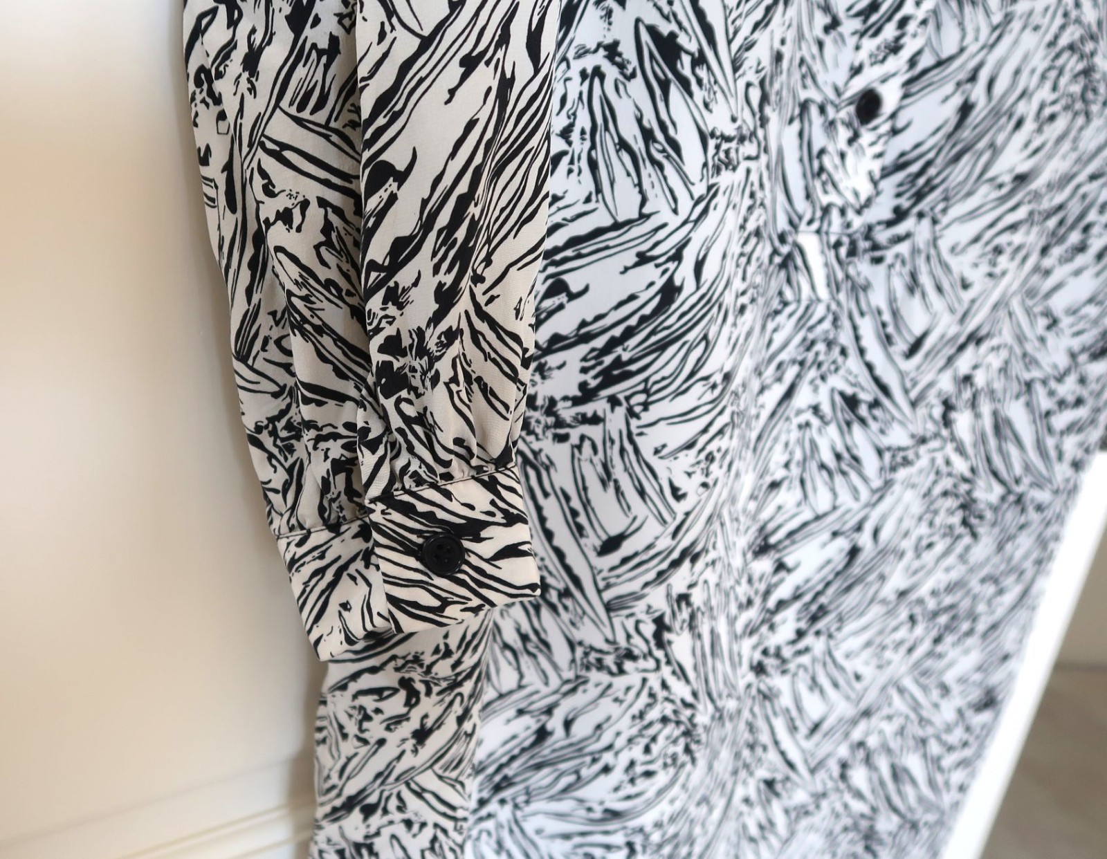 Schrader size 10, 100% silk classic long sleeve dress , black on ivory