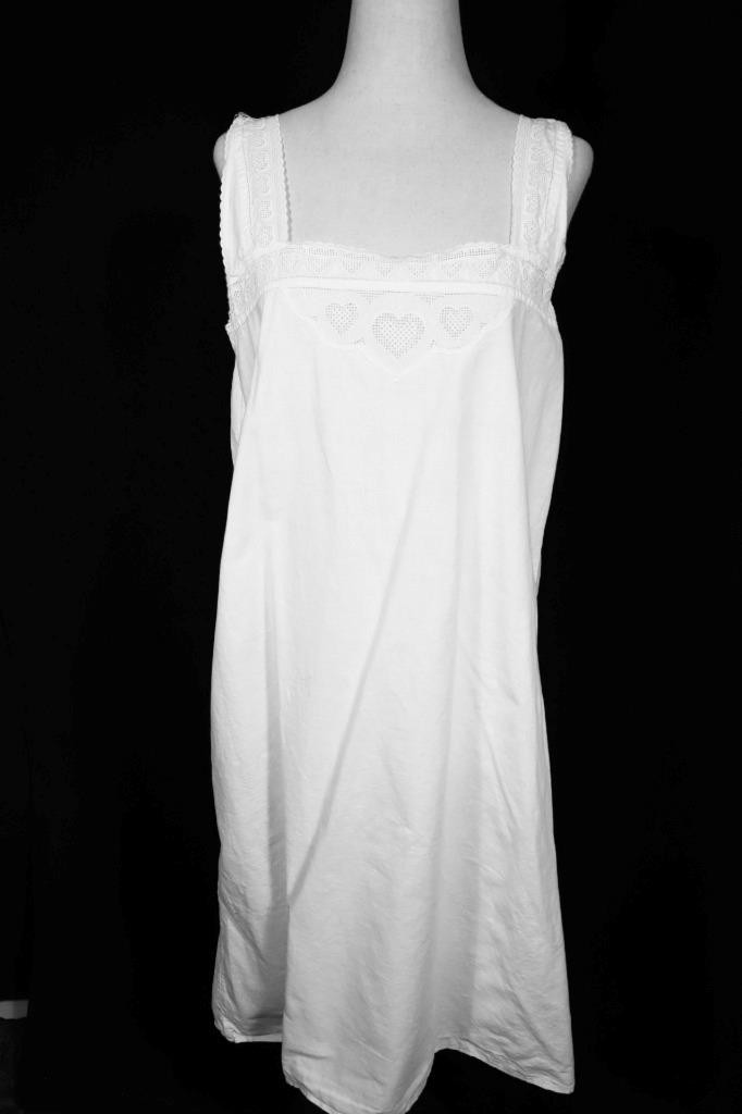 Antique 1920’s French White Cotton Night Gown „Hearts” Size Medium Exc Condition