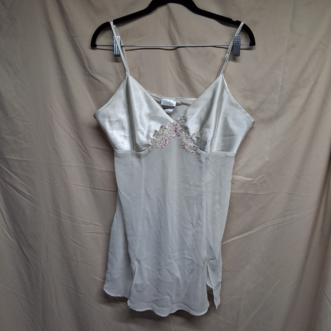 Secret Treasures Women Size XL Creamyy White Satin Floral Cami Sleepwear Shirt