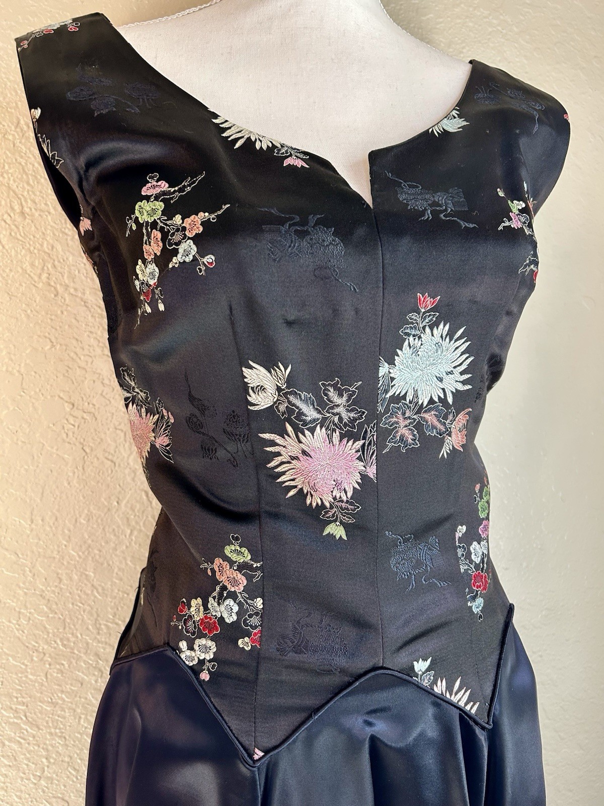 Stunning 1950s Embroidered Brocade Dress Size Small Flattering Waist Line