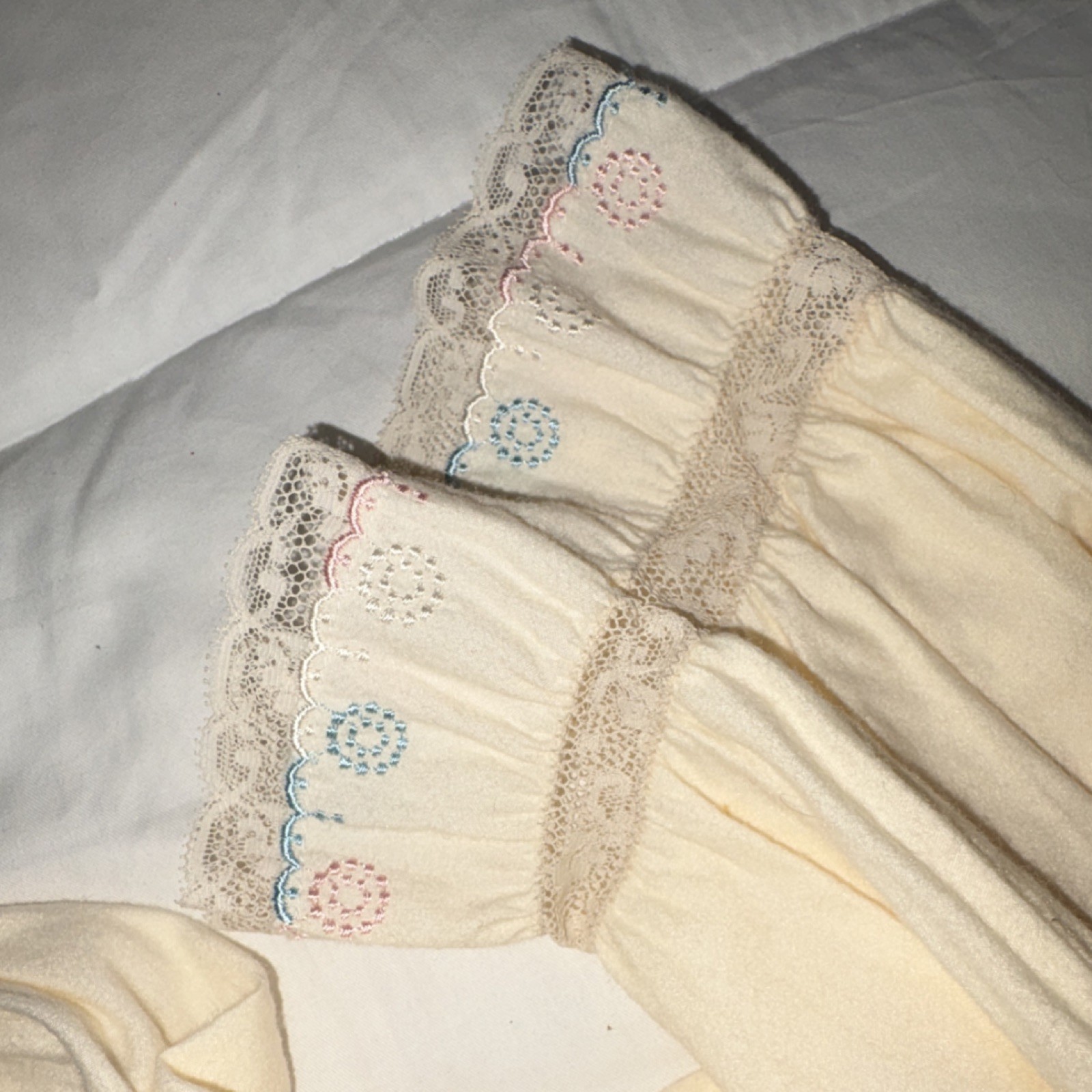 Barbizon Feathaire Ivory Pink Blue Embroidered Vintage Sleepwear Medium