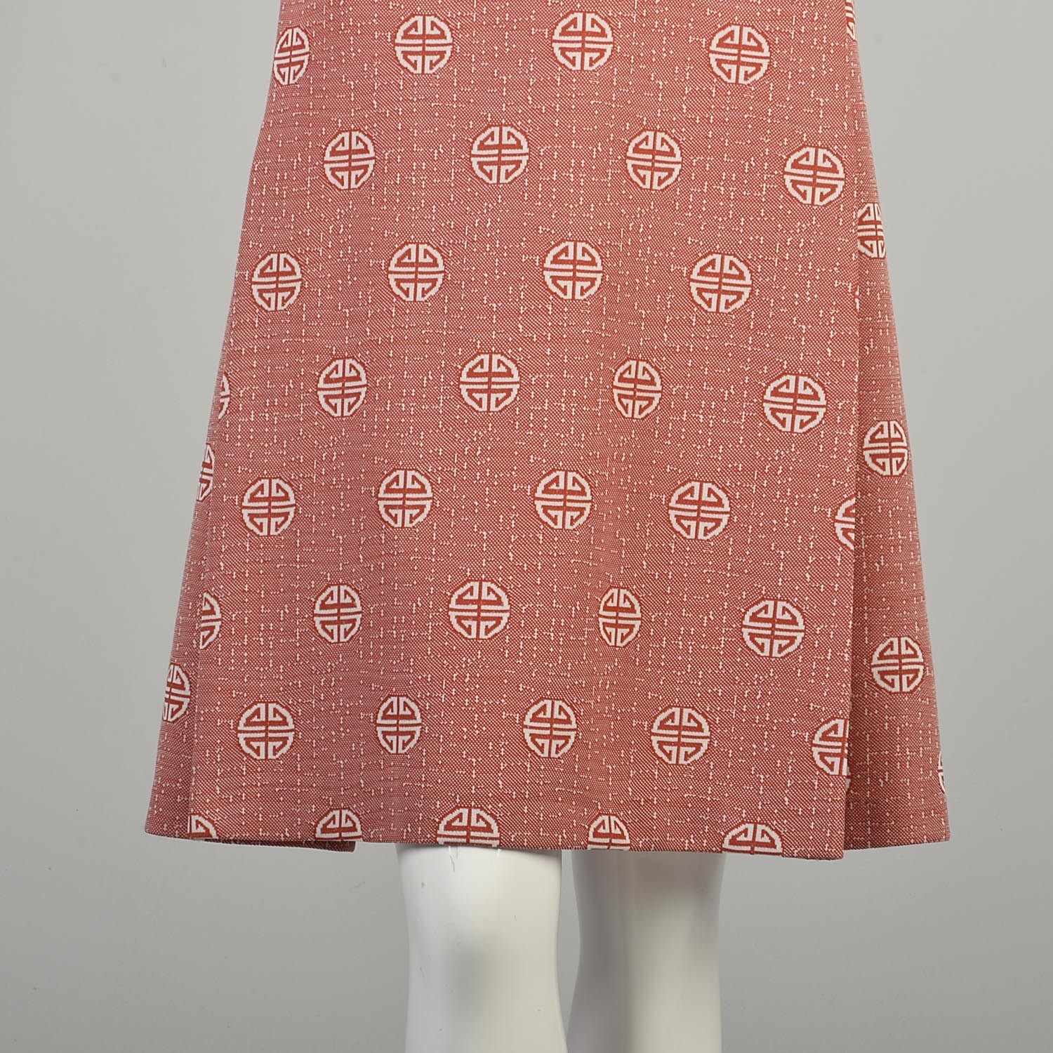 1970s Large Asian Pattern Sleeveless Dress Belted Knee length Wing Collar