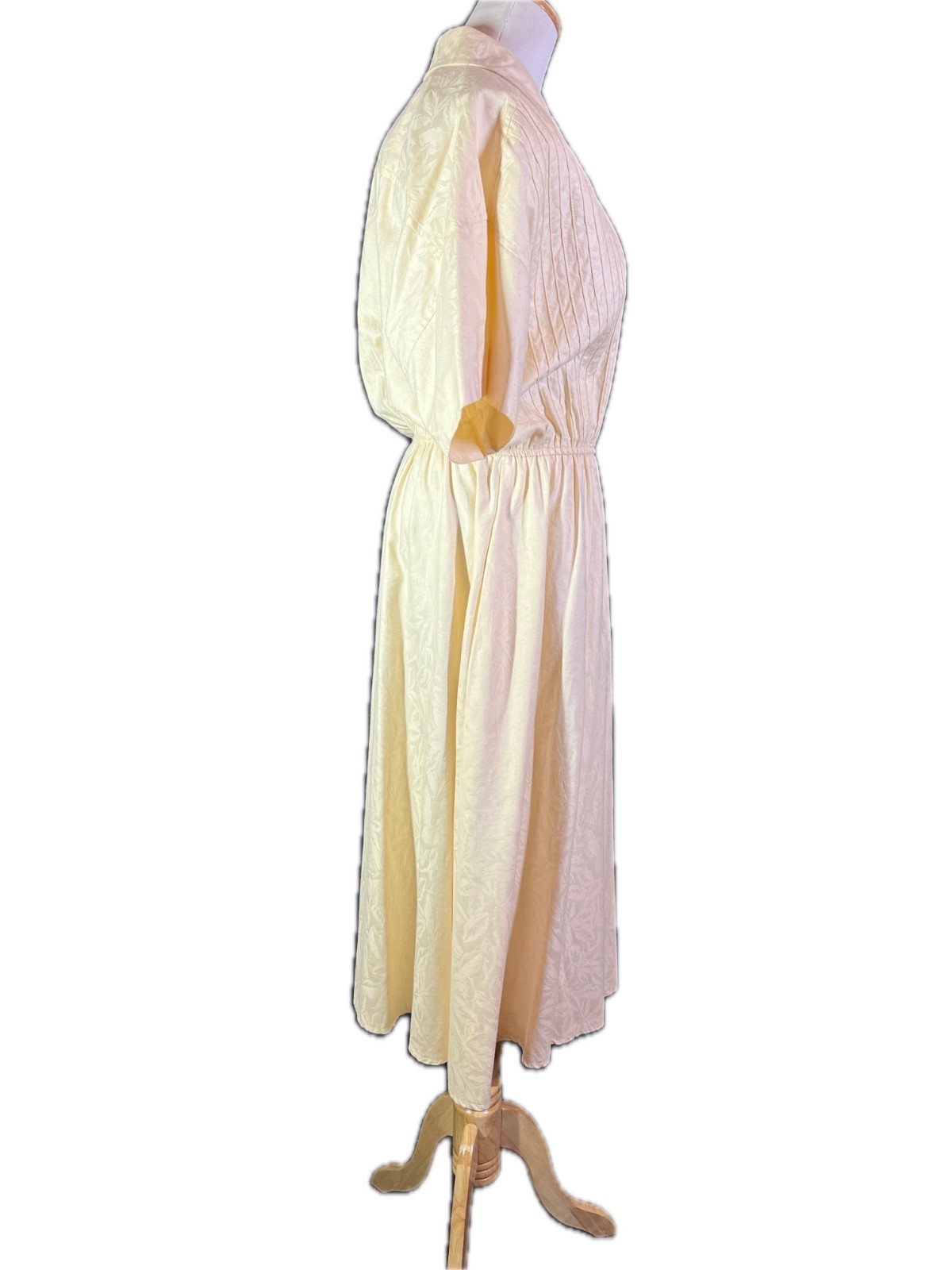 Vintage 1980s Leslie Fay Size 10? Cream Short Sleeve Shirtdress Pockets