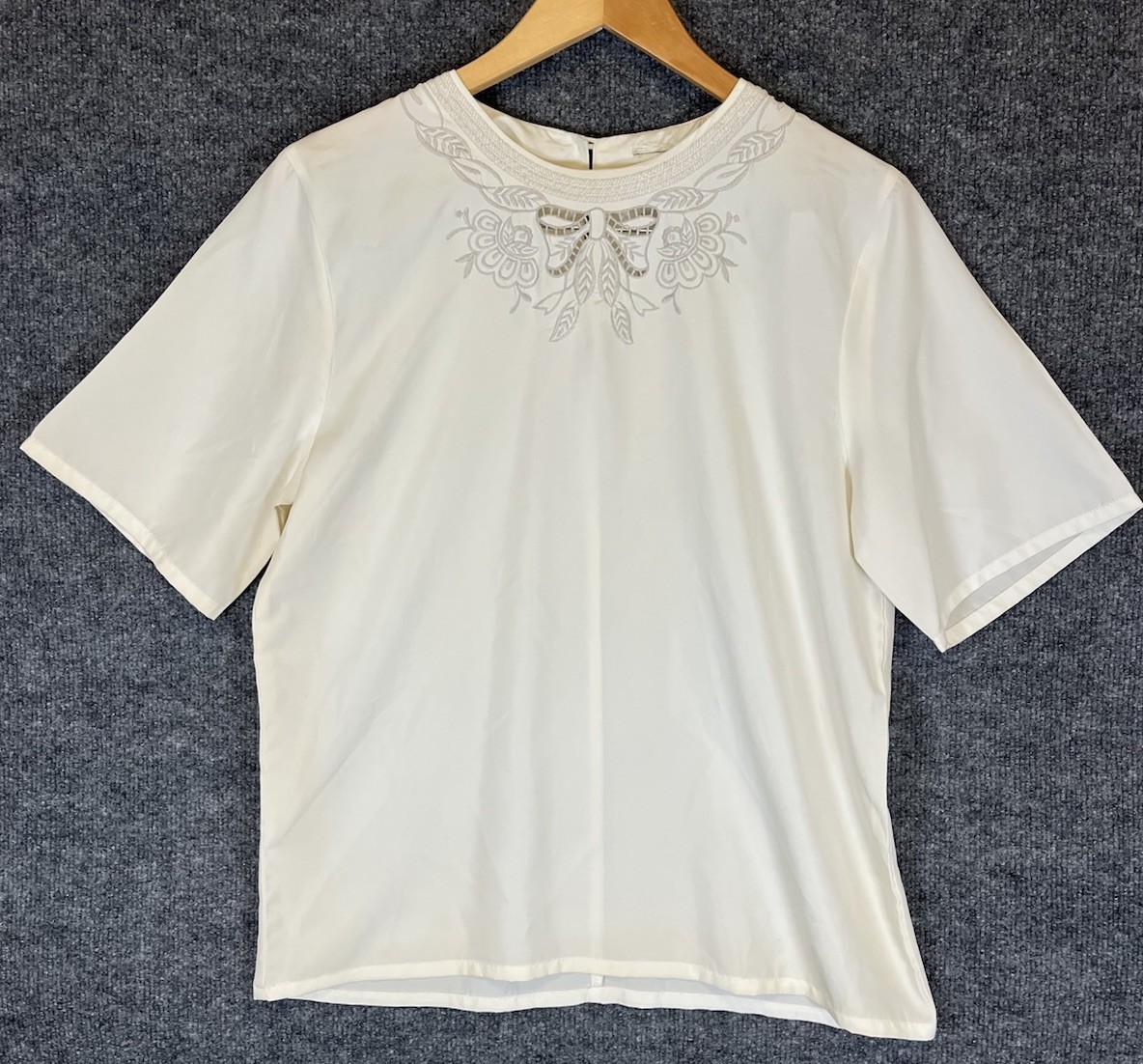 VTG 80s Ivory Cream Short Sleeve Blouse Embroidered Keyhole Back See Description