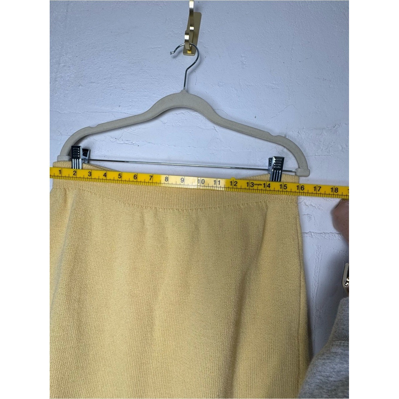 St. John Collection classic Sweater Skirt Size 6 Santana knit Light Yellow HTF