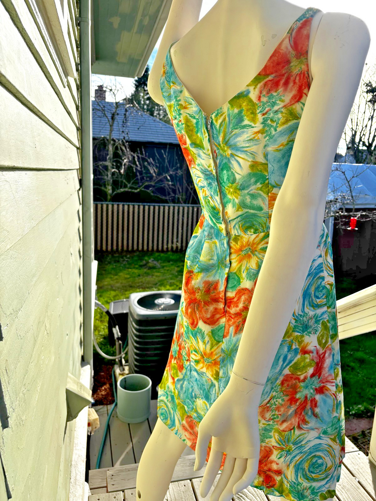 1950/60’s Sleeveless Boat Neck Floral Sun Dress Zip Up Back Big Bright Flowers