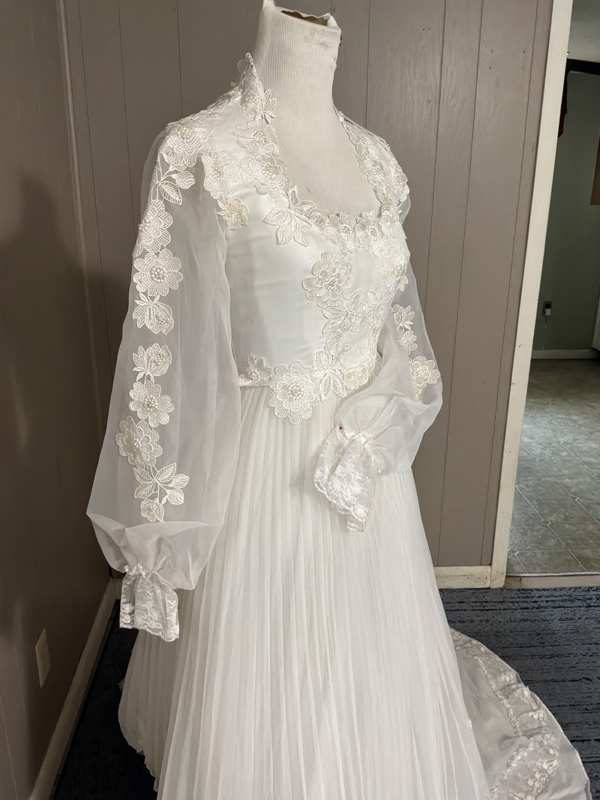 1960’s Vintage Wedding Gown Regal Neckline Delicate Lace Petite XS