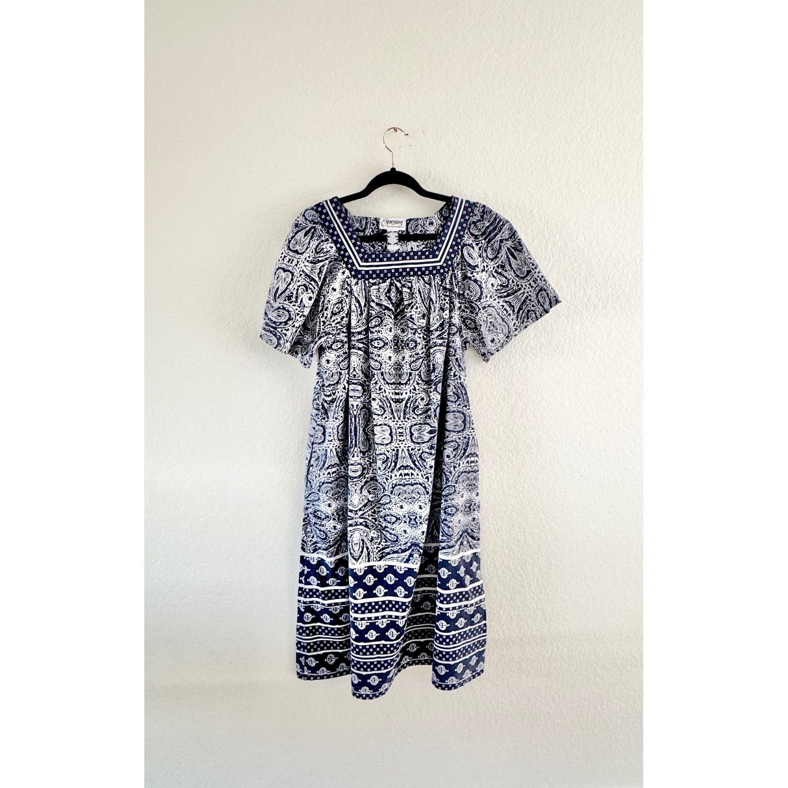 Expressions Paisley Muumuu Dress Women Medium Navy Blue Vintage Square Neck Midi