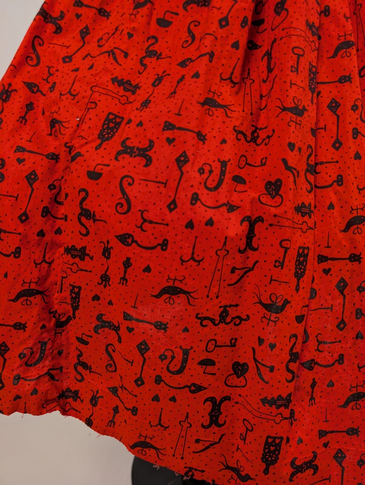 VINTAGE 1950’S RED COTTON SKIRT W 18TH C CAST IRON PRINT W HEARTS + KEYS