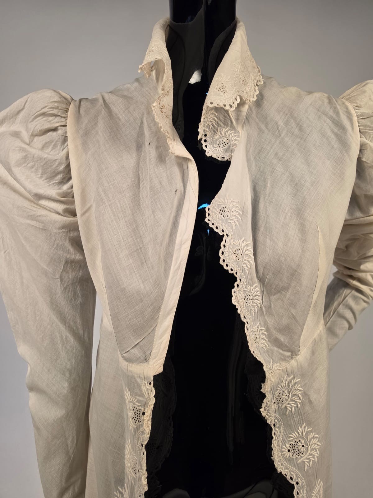 REGENCY 1815 HAND EMBROIDERED FINE COTTON DRESS W PUFF SLEEVES + STAND UP COLLAR