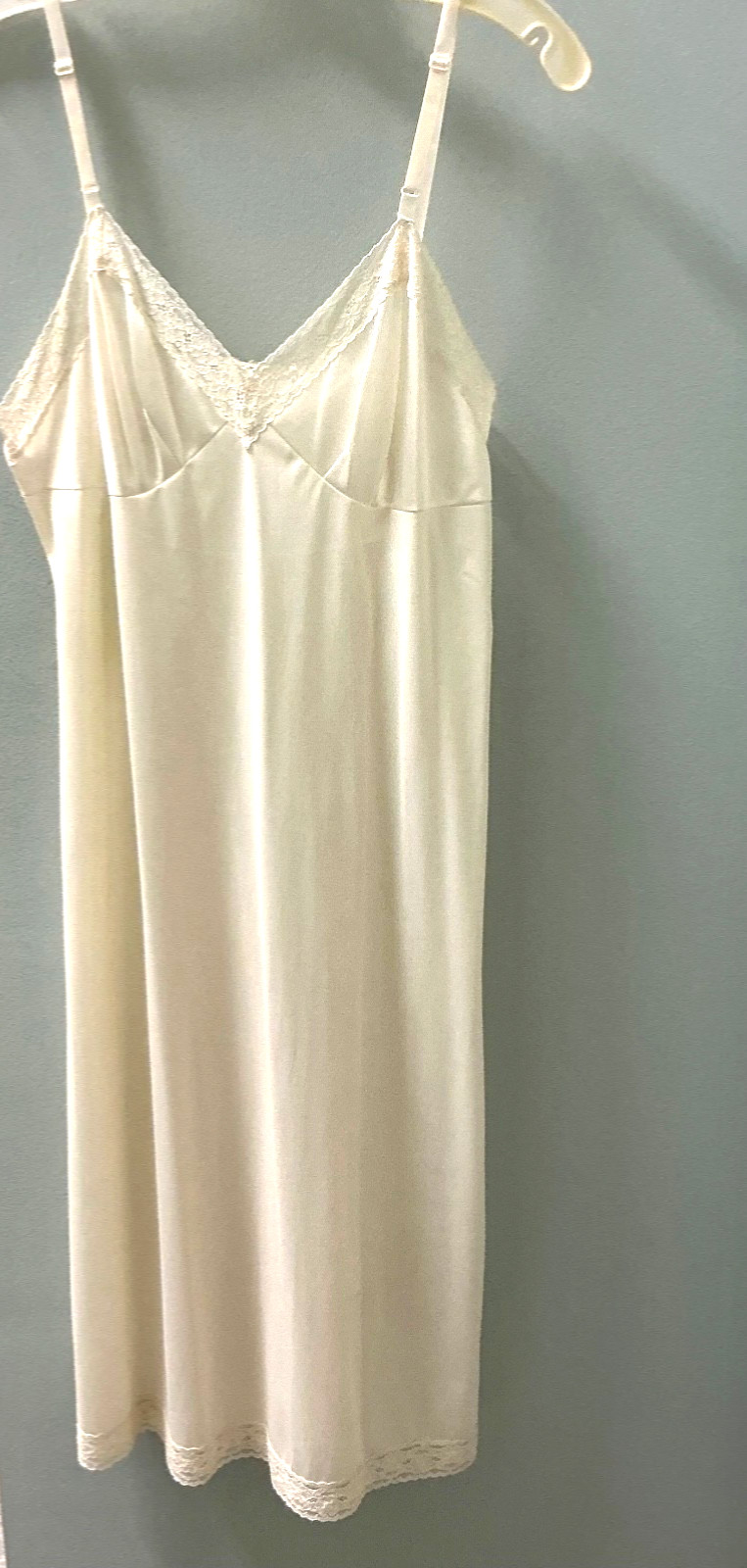 Vanity Fair Nylon & Lace Full Slip Ivory Size 34 T Lingerie Streetwear Vintage
