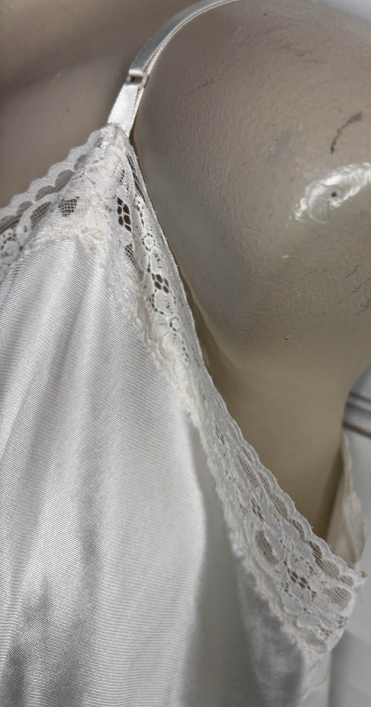 Vanity Fair Vintage Lace Trim Nylon Full Slip Size 42 26 Inch Ivory USA Made