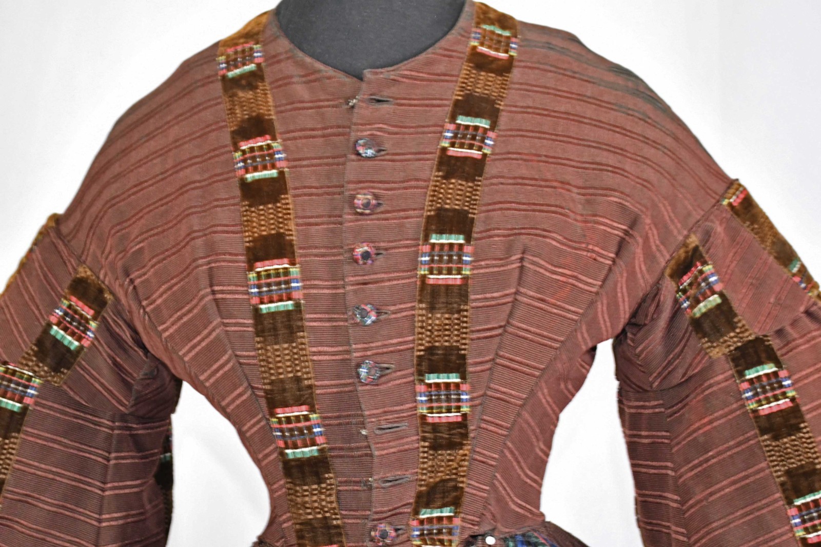VICTORIAN LADIES DAY DRESS WITH WIDE PAGODA SLEEVES, c.1850’s