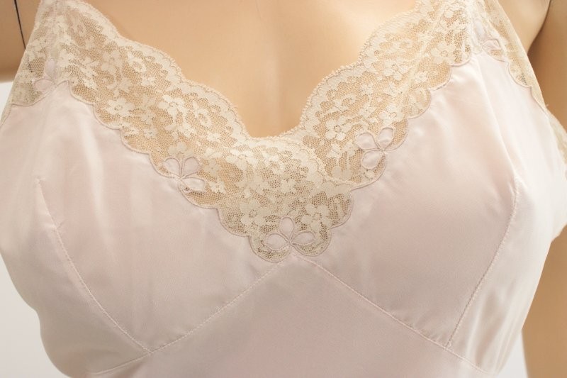 VTG Neiman Marcus Full Slip size 38 Beige Pink Wide Lace Trim Pinup Moulin Rouge