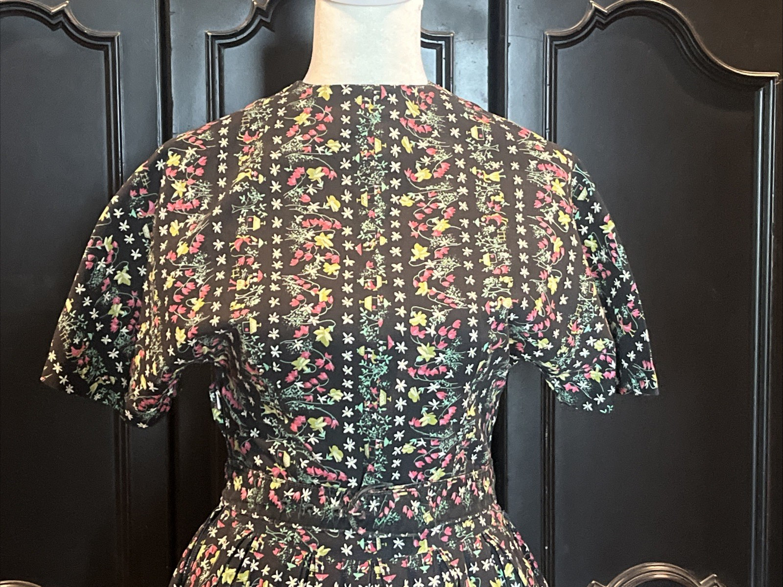 Vtg. 1950’s Full Day Dress Belted Pleated Skirt Novelty Folk Floral Print Sz S