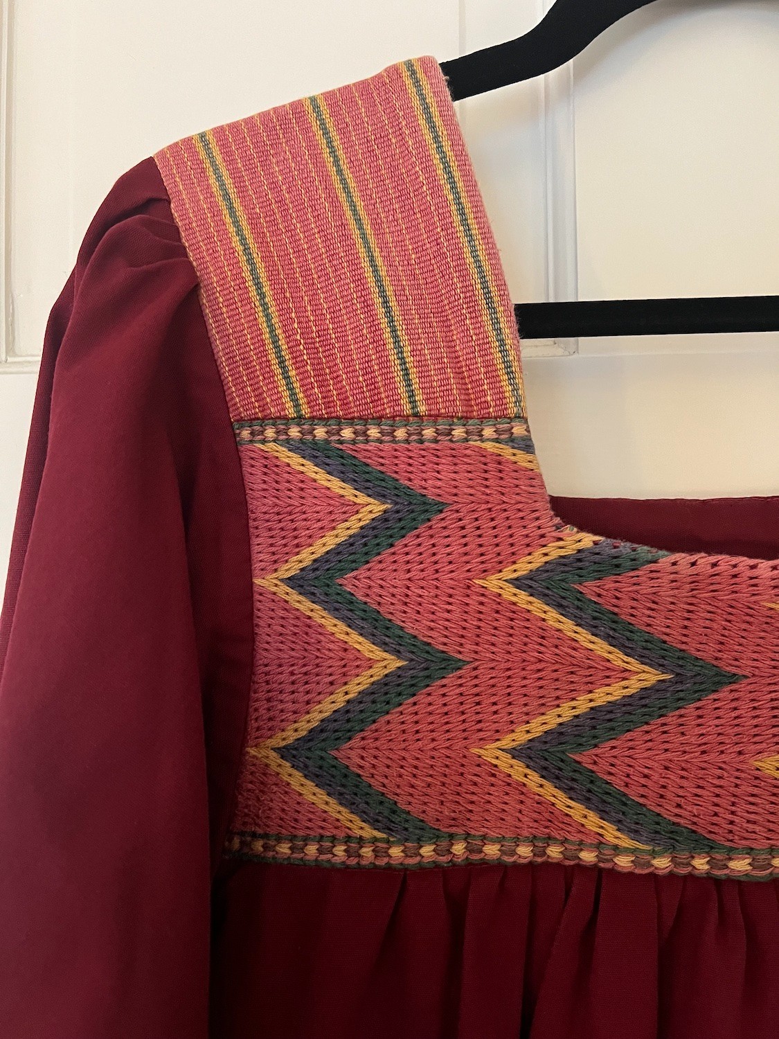 Vintage „Fashioned by Astrid Originals” 1-2X burgundy wine embroidered tent dres