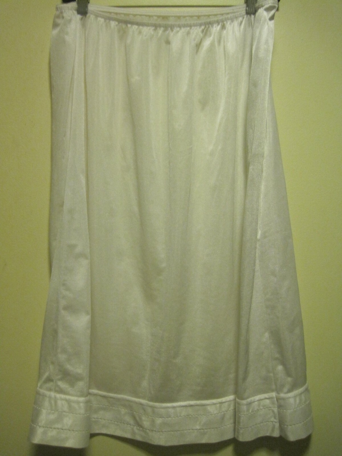 Vintage WOMENS SZ 26/28 WHITE HALF SLIP MADE IN USA