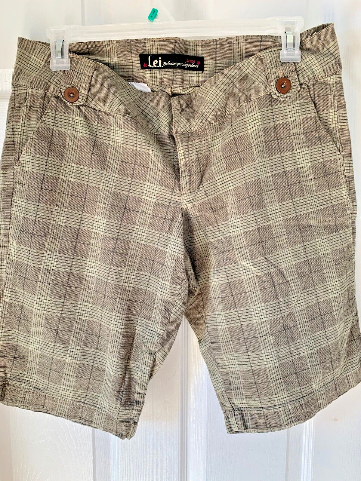 DS1— L.E.I. vintage Juniors Plus shorts, green plaid. SIZE 14