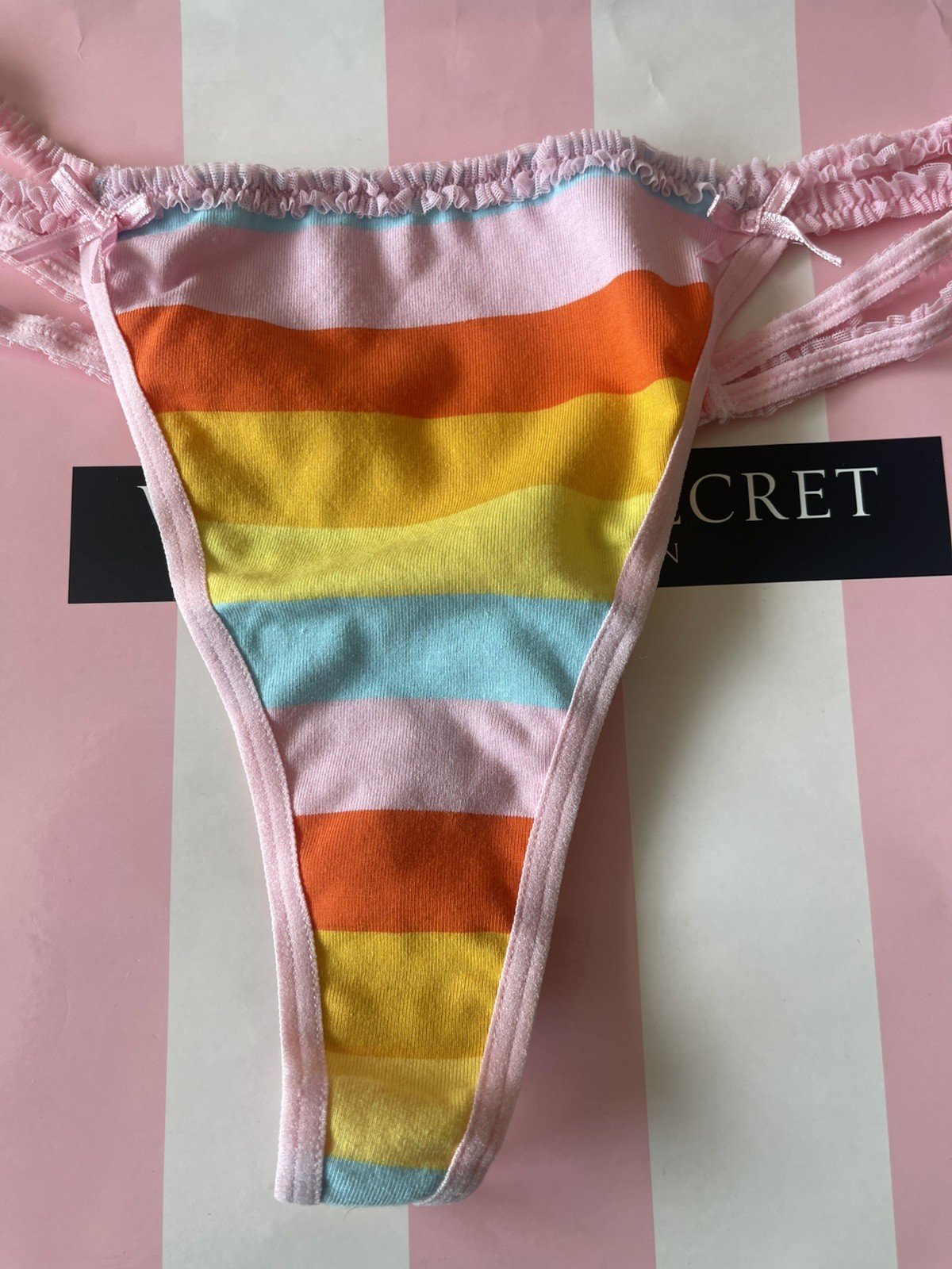 NWOT VTG 2009 Victoria’s Secret PINK – ULTRA RARE HTF THONG -STRIPED MEDIUM