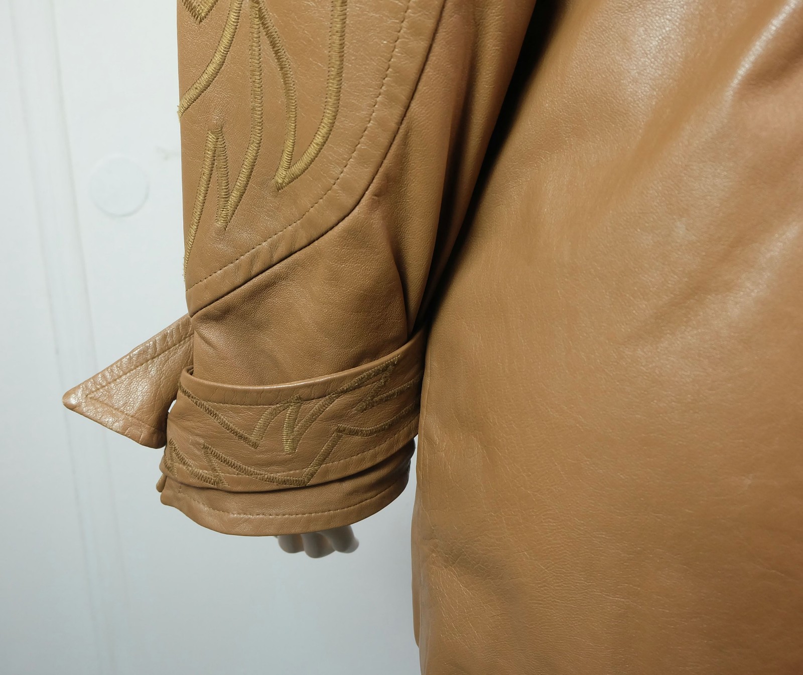 80s vintage LEATHER JACKET sz 36 caramel leather chiwitt embroidered sleeves