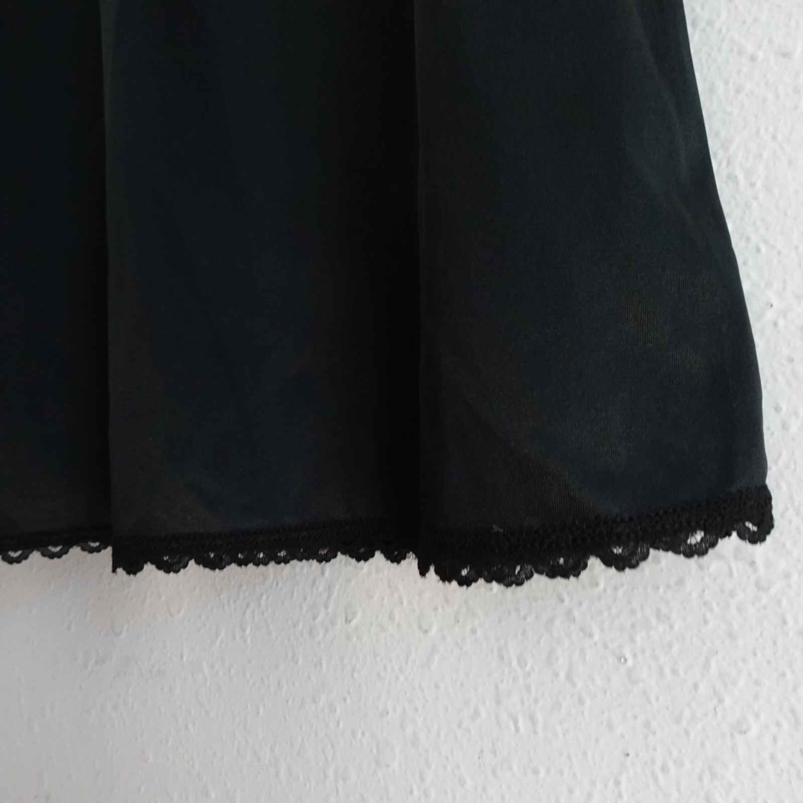 Warner’s Half Slip Under Skirt Black Size M Nylon Lace Trim Y2K Modest 25″ Long