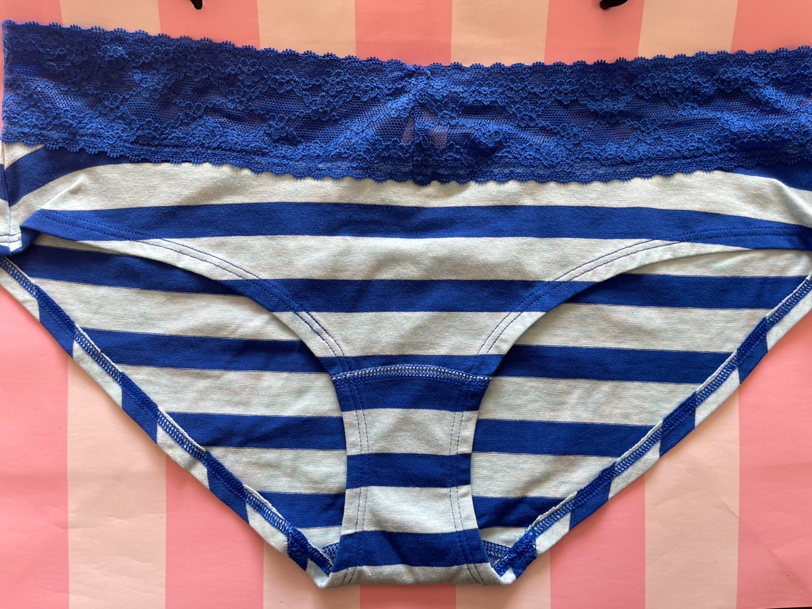 NWT VTG 2013 Victoria’s Secret Low-Rise Hip-hugger, Lace Waist. Blue – Large