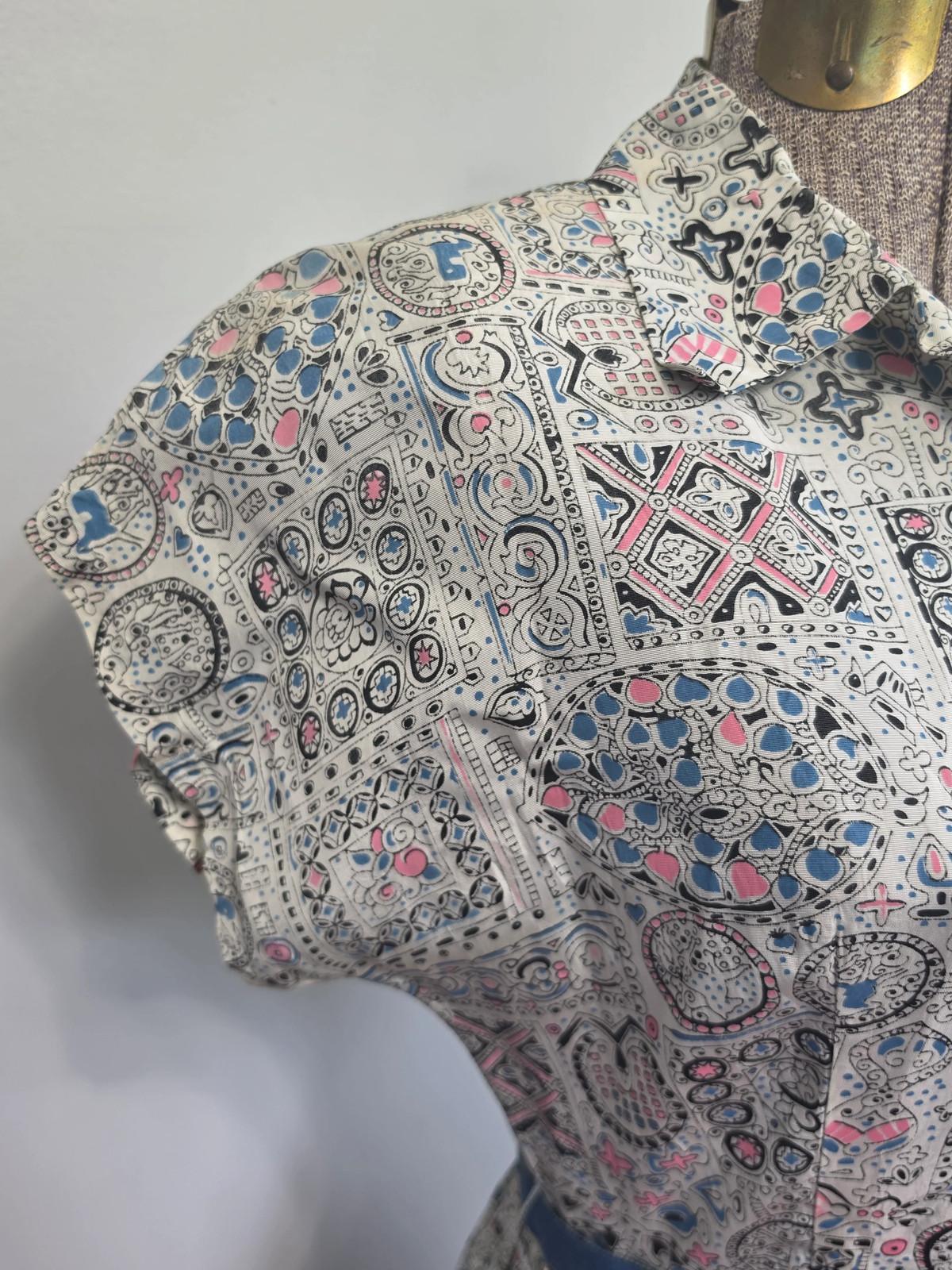 Vintage 1940s 1950s White Blue Pink Abstract Novelty Print Dress Animals Birds
