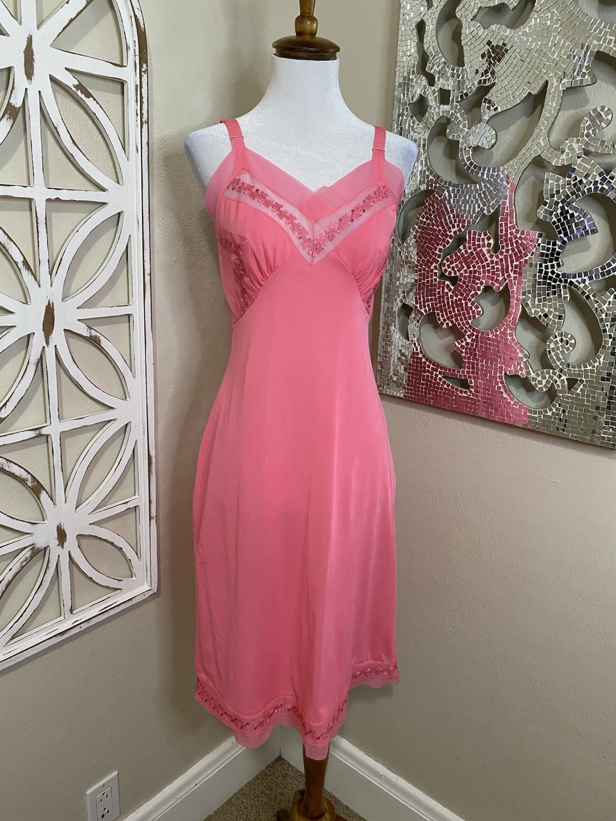 VINTAGE 1950S LUXITE BY KAYSER size 32 PINK SEXY NYLON MIDI NIGHTGOWN
