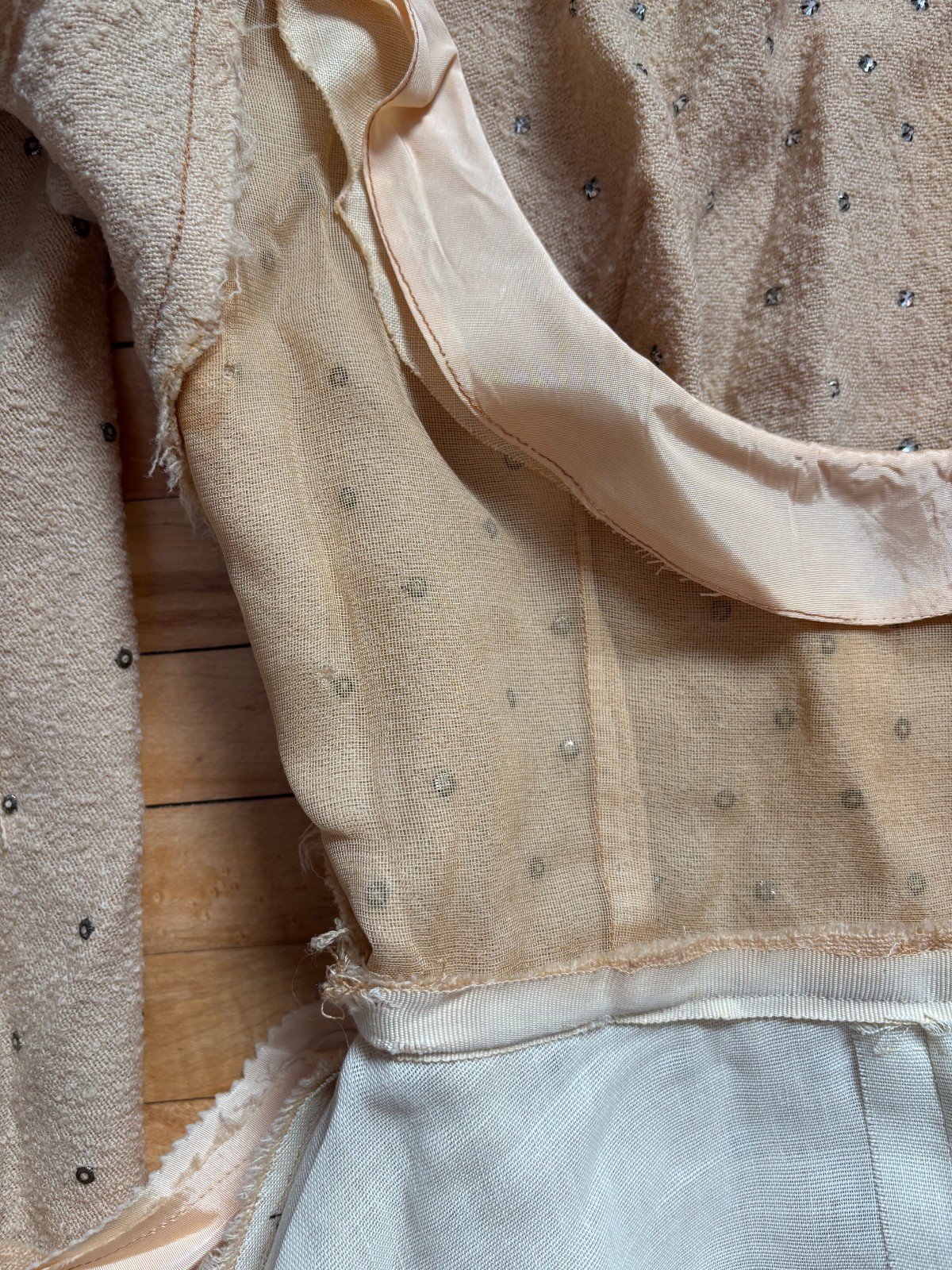 VTG 1950s BEIGE OYSTER WOOL CREPE DRESS WITH RHINESTONES 25″ WAIST