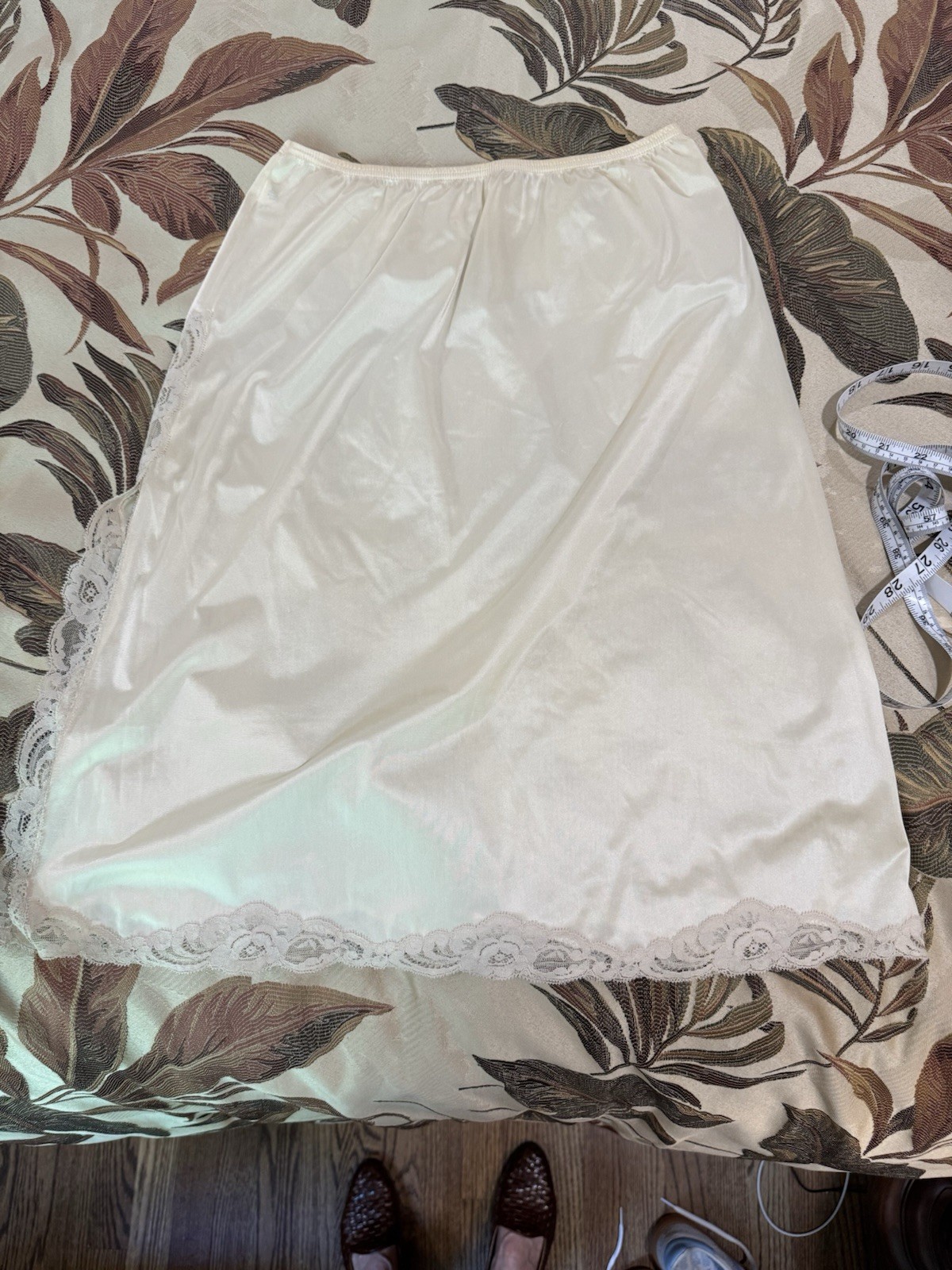 Vanity Fair Ivory Lace Half Slip Size M 26” Long Side Slit