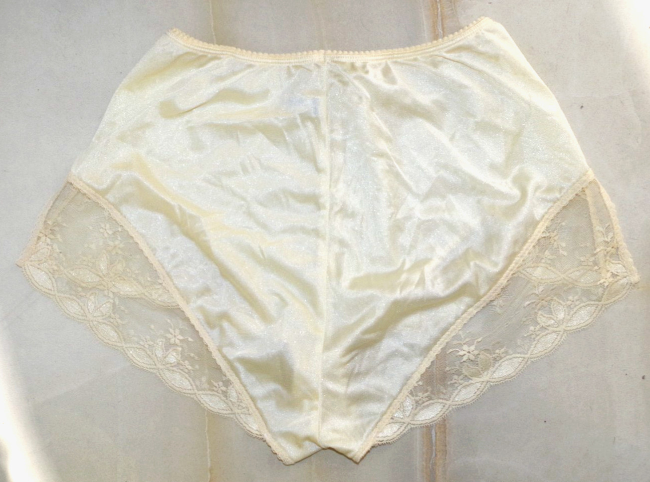 C18 NEW Grisina France VINTAGE ECRU NYLON & LACE 38 PANTIES
