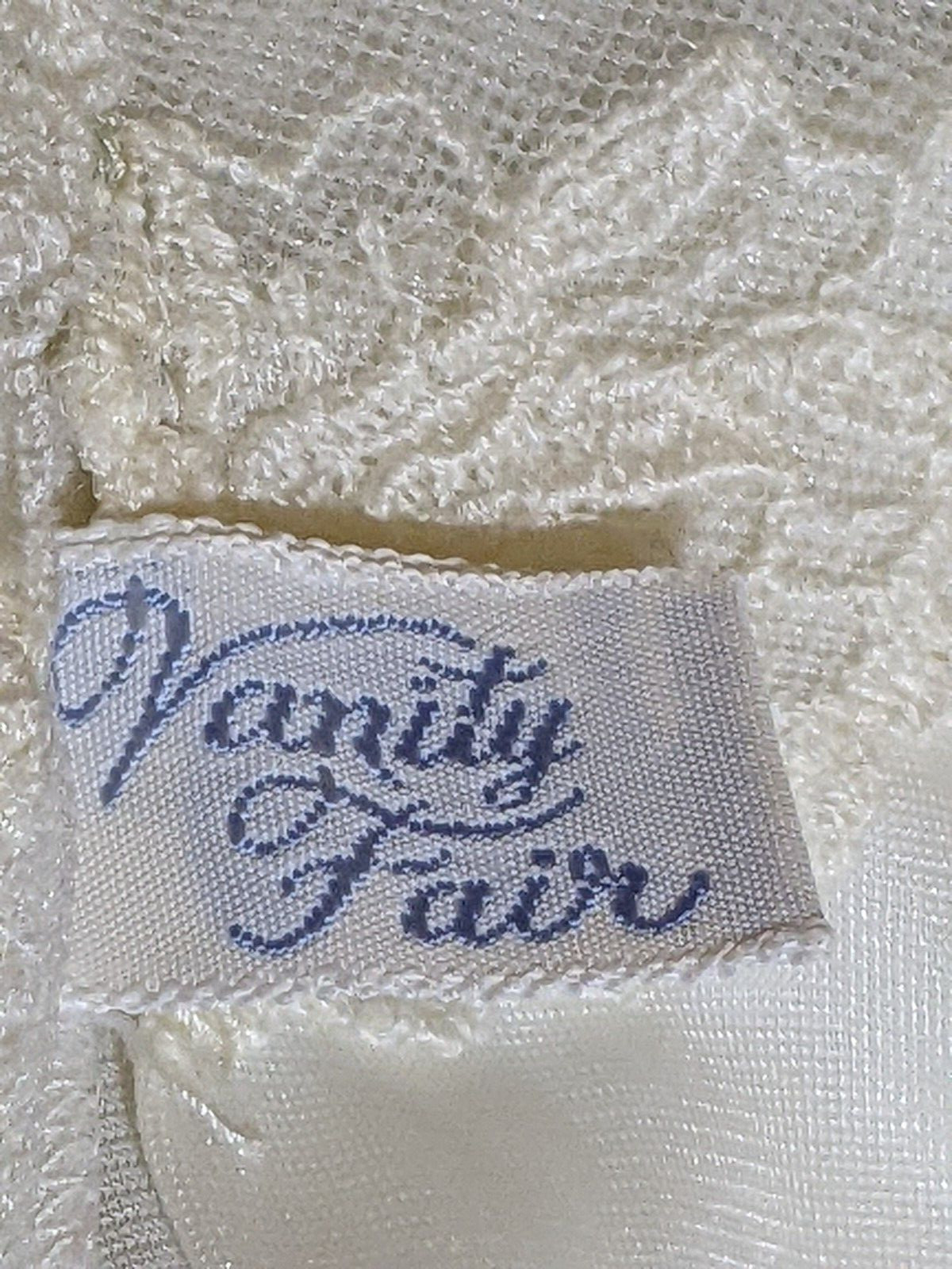 Vintage 1950s Vanity Fair ELEGANT Chantilly Lace Dressing Gown Peignoir Robe 34