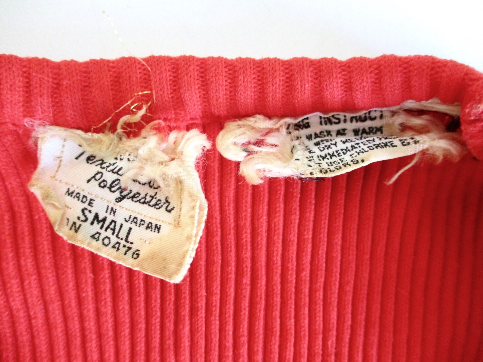 Vtg 70s tomato red stretchy rib knit disco top scoop neck decorative buttons S
