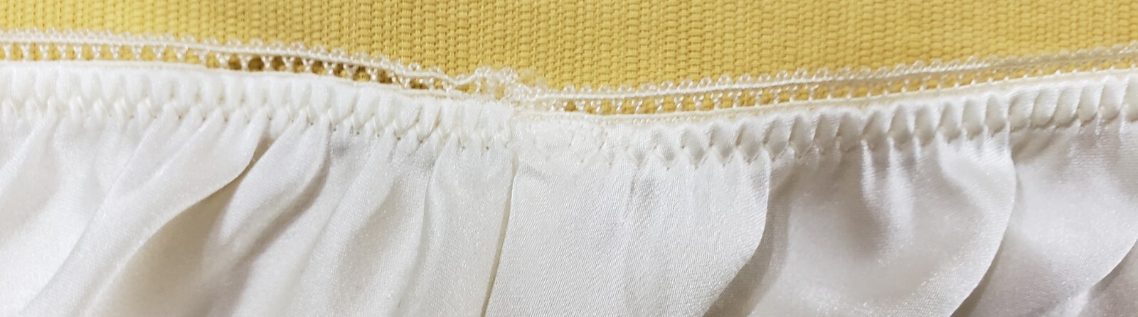 WACOAL Cream Shiny Silky Satin Half Slip With Thick Lace Size Large 25″ Long