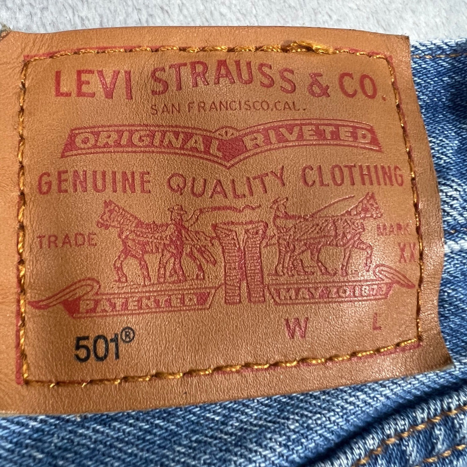 LEVI’S 501 Jeans Womens Size 26×26 Medium Wash Distressed Knee Premium Denim XX