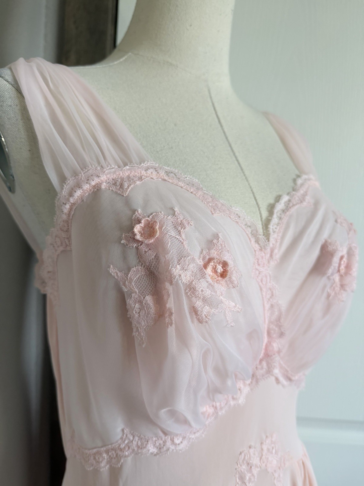 VTG 60s ARTEMIS Light Pink Nylon EMBROIDERED CUPS NIGHTGOWN Size 34