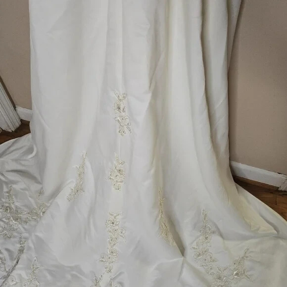 Moda Bella Vintage Off White Embroidered Gold Wedding Dress Gown with Train