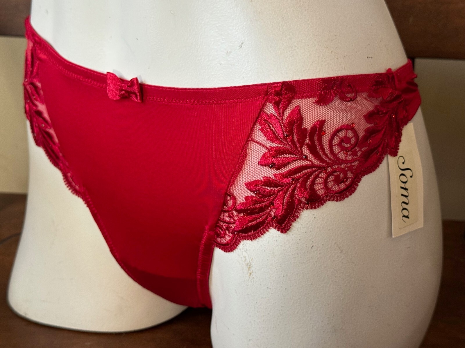 VINTAGE SOMA RUBY RED ~ SENSUOUS LACE SPECIAL EDITION THONG PANTIES MEDIUM NWT