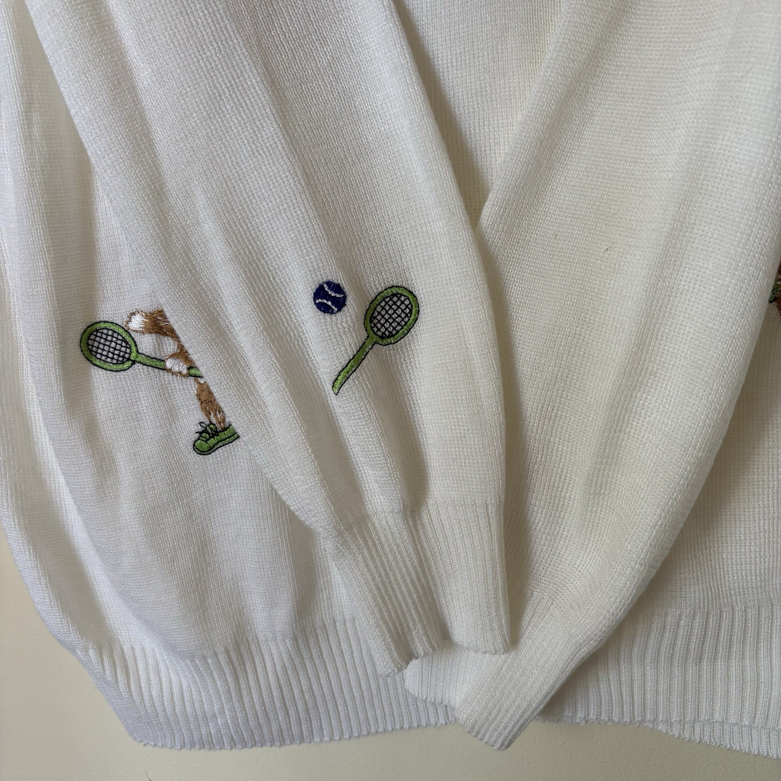 Cyn Les White Knit V-neck Sweater Embroidered Cats Kittens Tennis Size L Vintage