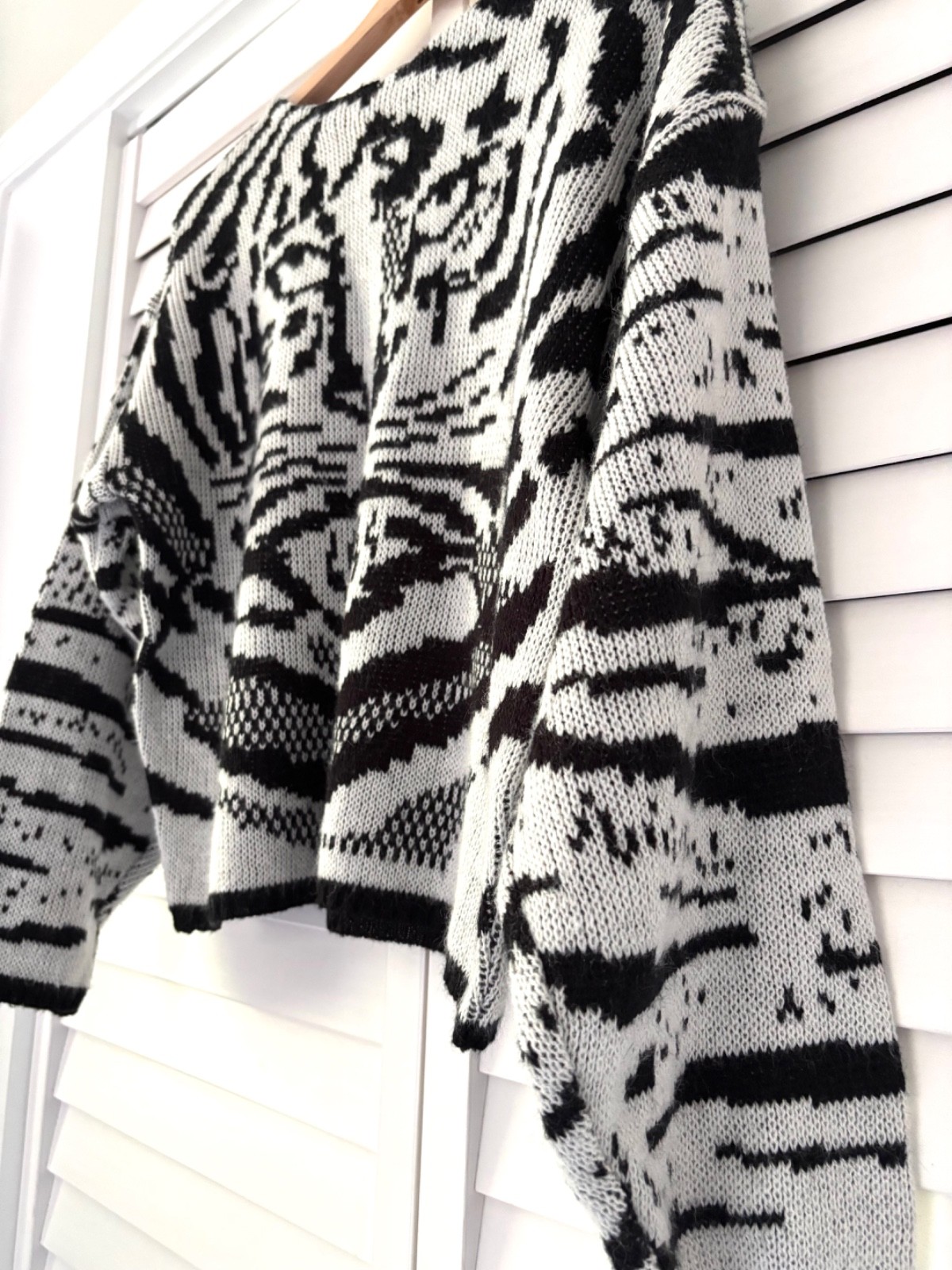 Vintage 80’s Black and White Tiger Cat Sweater, Sz L, Fantastico NY FLAWLESS