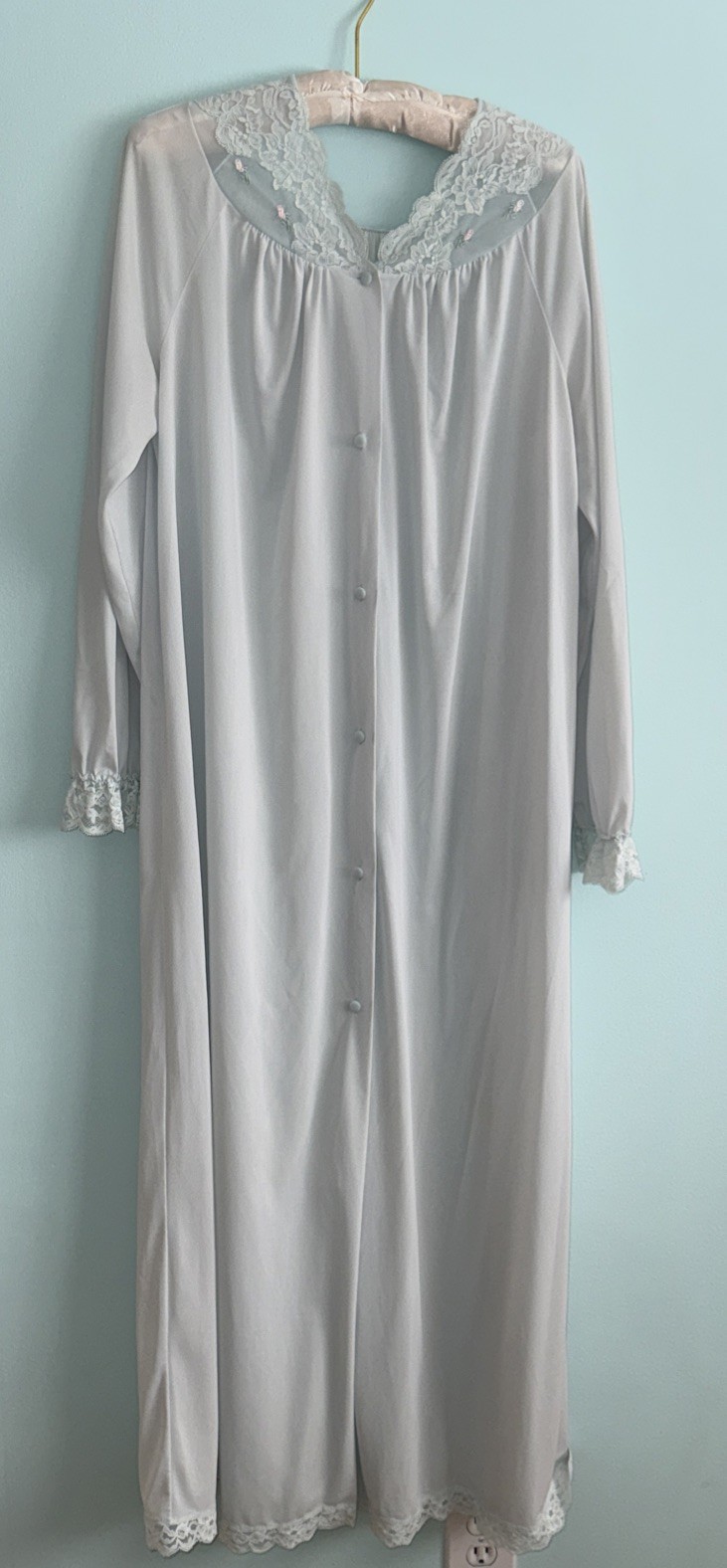 Sz M Vintage Shadowline Silky Nylon Satin Long 6 Button Robe light seafoam blue